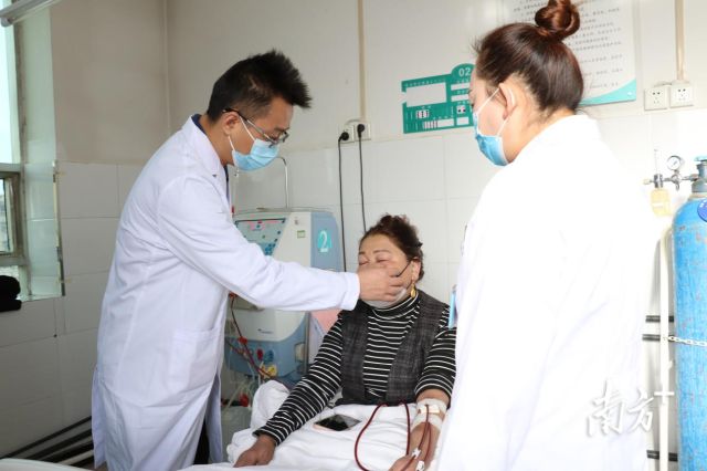 广州援疆医生为当地患者诊疗。