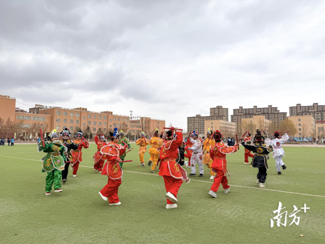 疏附县首支英歌舞队正在排练。