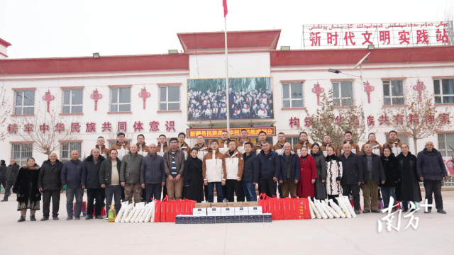 广州援疆干部人才与疏附县各族干部群众紧密团结、亲如一家。