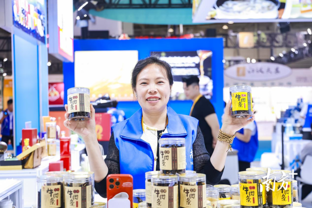 开开心心推介自家产品。