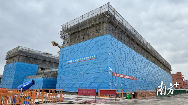 疏附县广州新城完全中学建设现场。