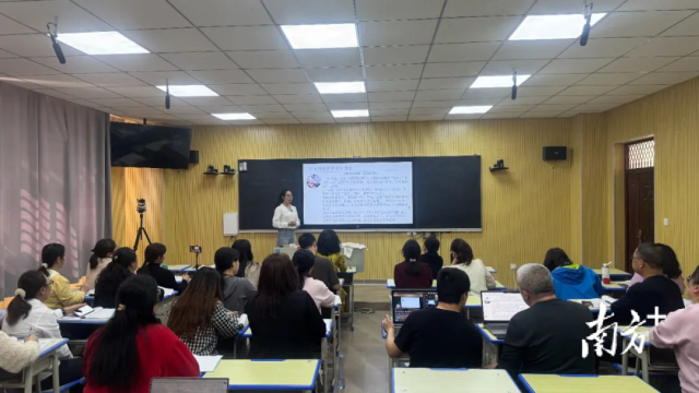 县第二中学教师通过线上直播的方式进行讲课。