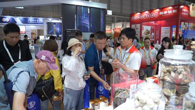 客商们咨询化州橘红。 客商们咨询化州橘红。