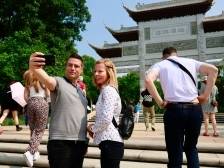 体验AI、赏花、登塔！第137届广交会匈牙利外商走进海珠