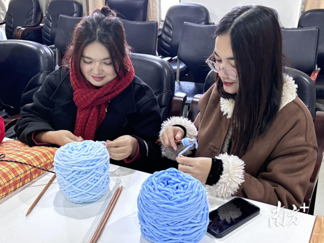 在江门求学的新疆籍大学生,织围巾送给喀什的孩子。 在江门求学的新疆籍大学生,织围巾送给喀什的孩子。