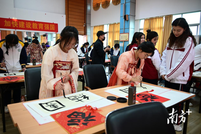 在江门求学的学生写挥春寄到新疆喀什。 在江门求学的学生写挥春寄到新疆喀什。