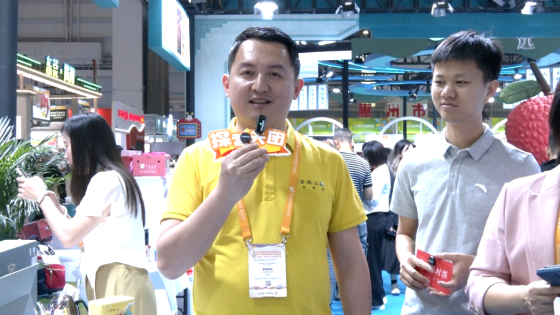 大雾腾云高黄酮茶销售总监叶剑平在直播介绍高黄酮茶