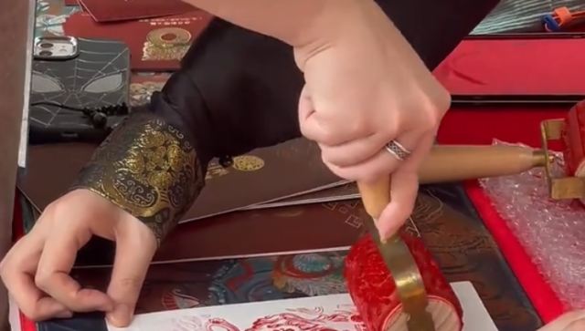 非遗老师傅现场传艺“洋学徒”，中国文化太火了！