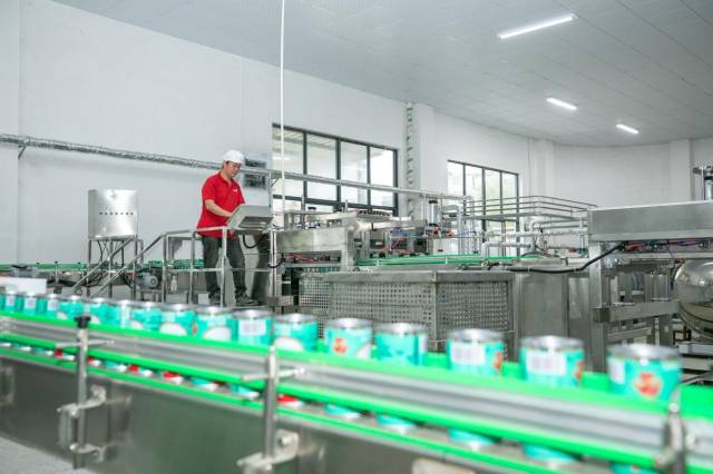 工人正在操作机器。