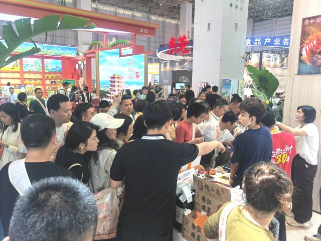 莞揭展区客如潮涌。