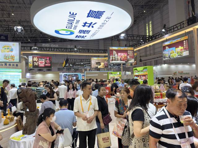 莞揭展区客如潮涌。