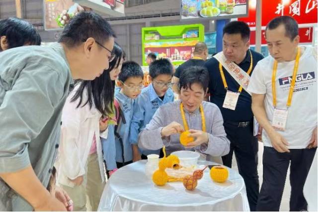 惠来非遗传承人方俊雄现场献技。