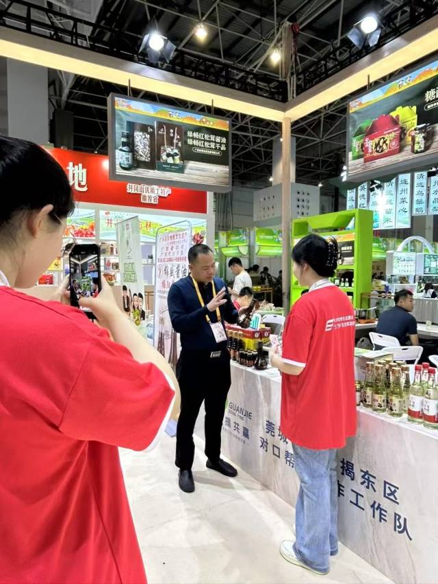 东莞职业技术学院商贸学院组织师生团队依托电子商务等专业优势，在莞揭展区开展创新直播助农活动。