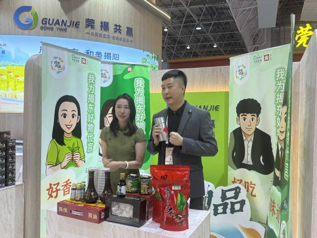 莞揭展区“直播间”。