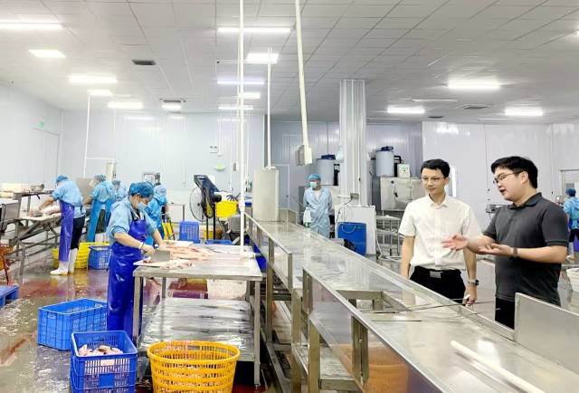 农行中山分行员工实地走访脆肉鲩生产企业，了解需求。
