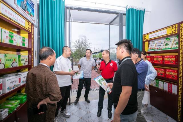 采购商们参观广西供港农产品示范基地。