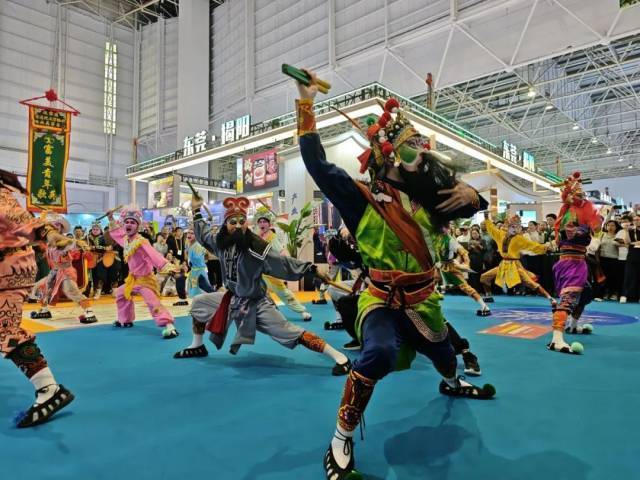 普宁富美青年英歌队到现场表演。