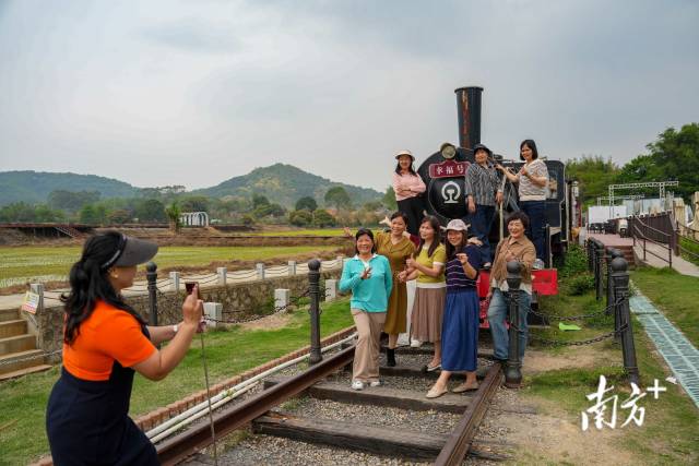 迳下村内,游客在合影。 迳下村内,游客在合影。