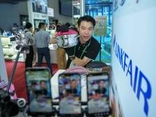 线上线下双倍热闹！外贸企业把直播间搬进了广交会