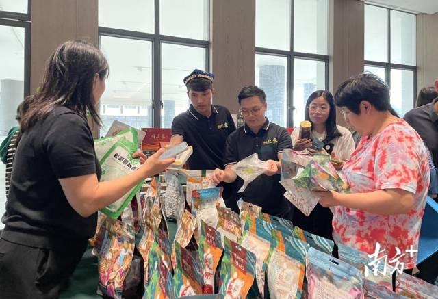 现场市民纷纷采购喀什农特产品。 现场市民纷纷采购喀什农特产品。