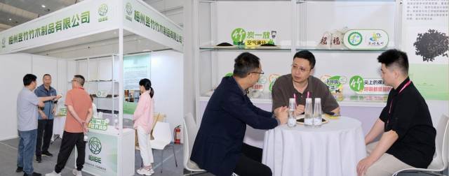 客商媒體來蕉嶺毛竹企業(yè)展位采訪咨詢,。