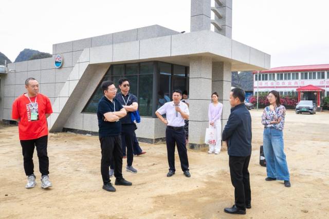 采购商们与广西菜根谱农业科技开发有限公司总经理徐秀能深入交流菜心、芥蓝的种植及销售情况。