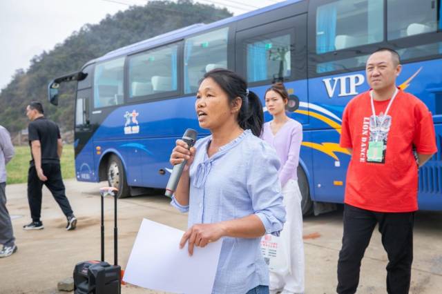 隆安县清水湾农业有限责任公司负责人任美玉介绍生产情况。