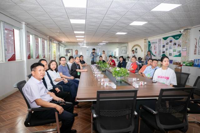 徐秀能介绍企业情况。