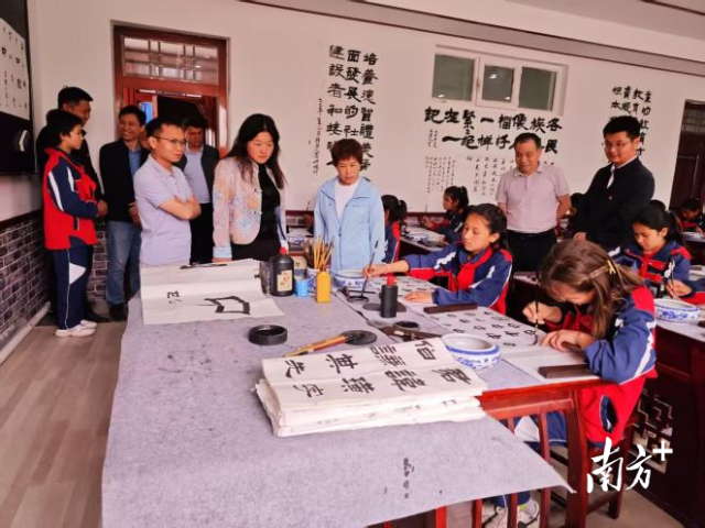 调研组在铁日木乡小学调研。