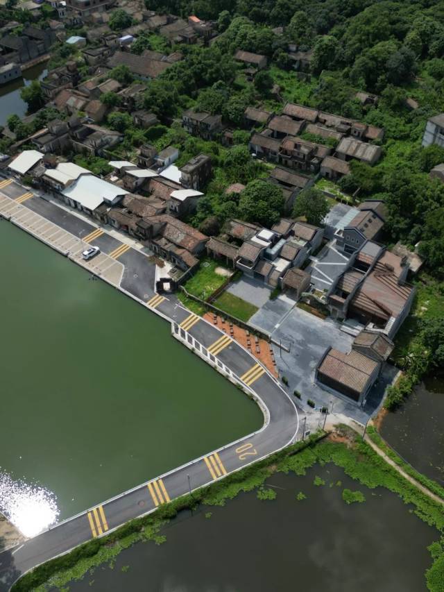 俯瞰广州市增城区朱村街道龙岗村“丝苗里乡村振兴会客厅”项目。