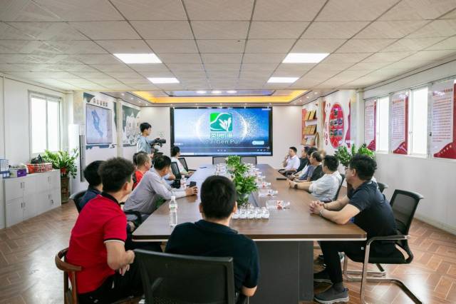 采购商与当地企业交流。