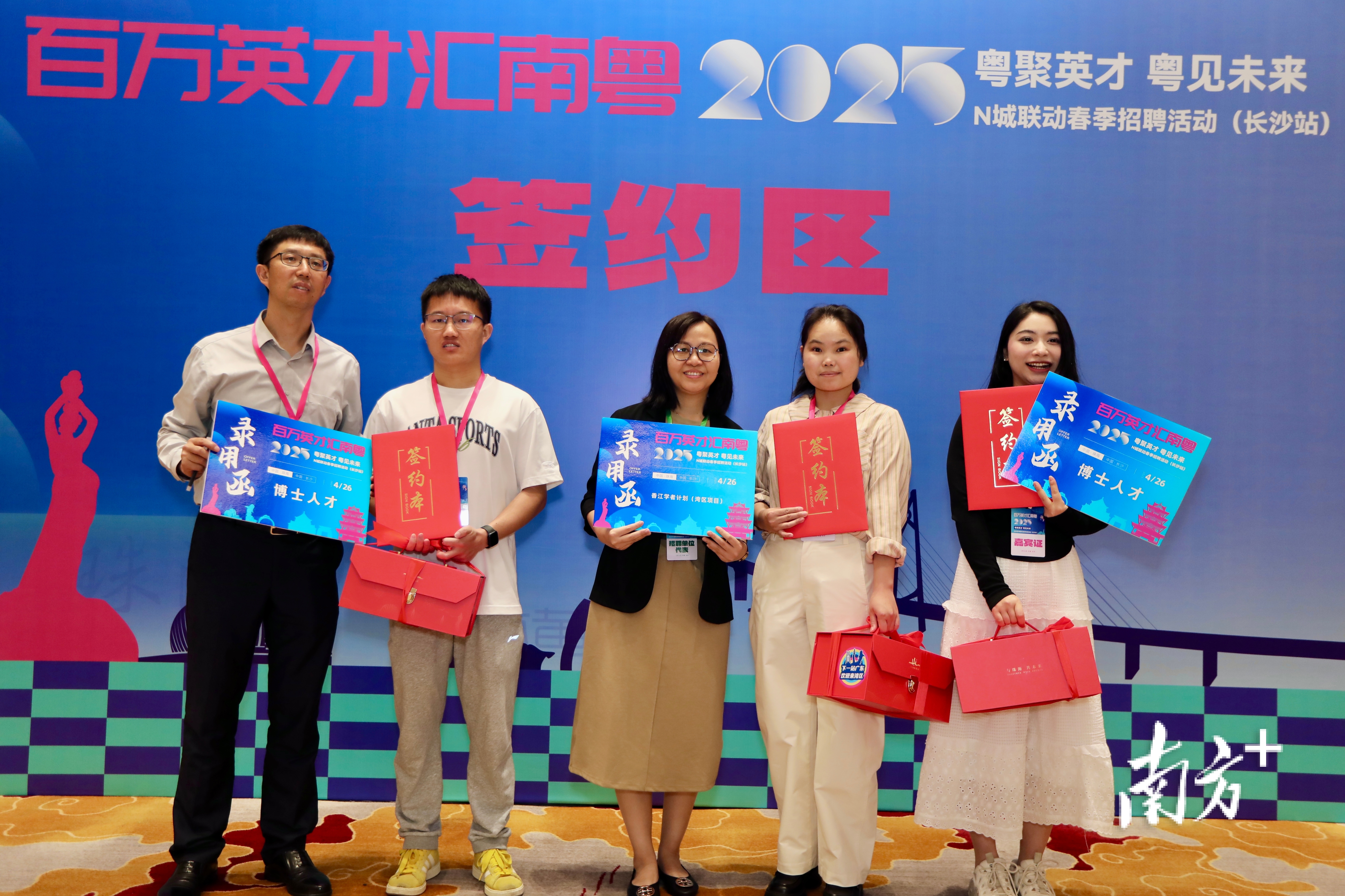 现场签约。 现场签约。