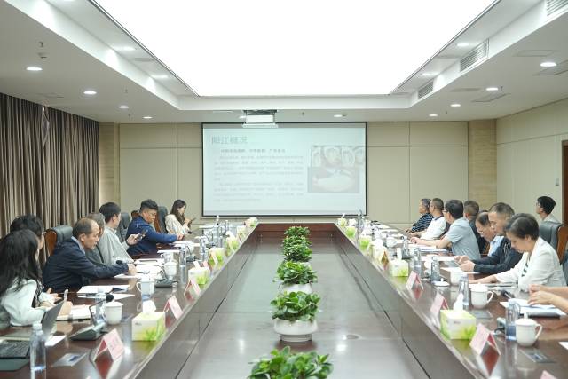 广东代表团与四川省成都市农业农村局和四川商投县域商业集团有关负责人进行座谈交流。