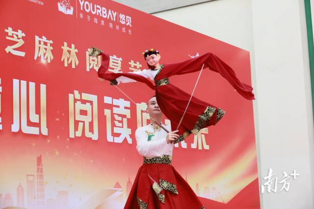 国家级非物质文化遗产高州木偶戏传承人，“90后”朱梦超在表演。 