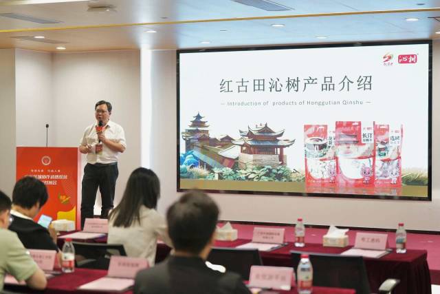 福建馆运营企业、龙岩农业发展有限公司总经理陈宝仙上台推介。