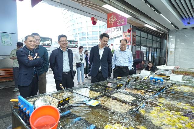 阳江市政府副市长、党组成员关天表（右二）在成都农产品中心批发市场调研海鲜产品销售情况。