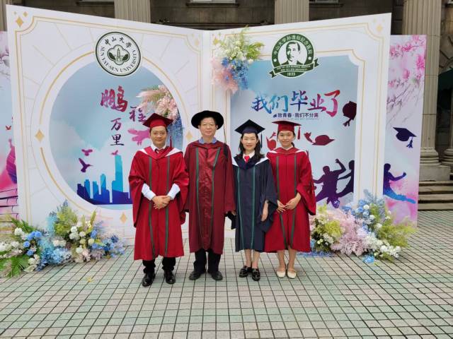 徐安平（左二）与毕业学生合照。