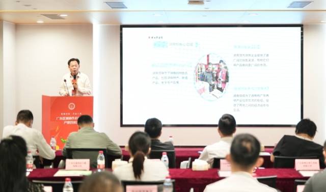 湖南馆运营企业、东江鱼（资兴）实业集团有限公司董事长周小文上台推介。