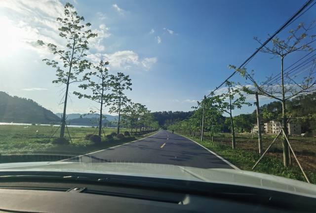 四都镇新修柏油路干净整洁。