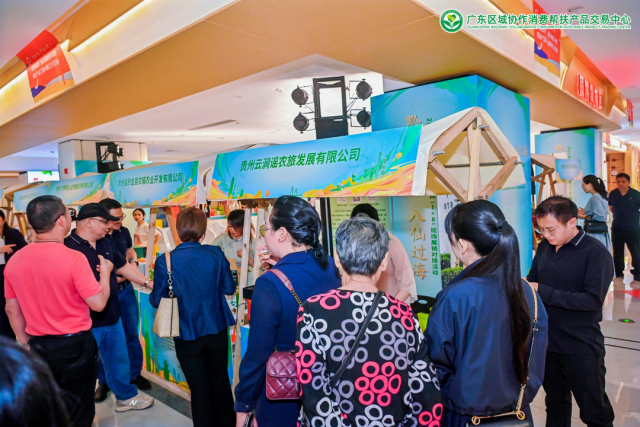 交易中心位于广州市中心，区位优越人气旺盛，活动现场专馆及展位吸引众多市民游客品鉴咨询。