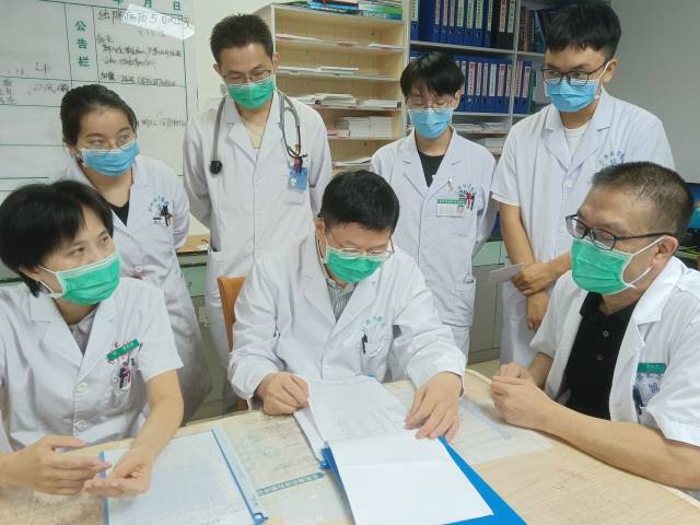 徐安平（中间）在基层工作照。