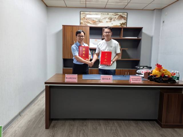 韩山师范学院与农润农业科技有限公司签订“HPP桑葚果汁制备关键技术研究与应用”研究工作的合作协议。 韩山师范学院与农润农业科技有限公司签订“HPP桑葚果汁制备关键技术研究与应用”研究工作的合作协议。