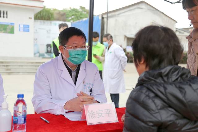 徐安平下乡开展巡回医疗。