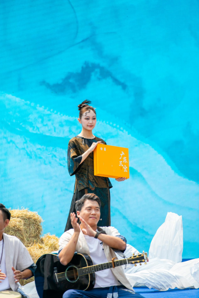 村模手捧“广东三宝”产品亮相。