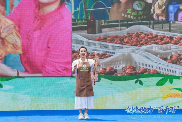 村播热情推介家乡好货。