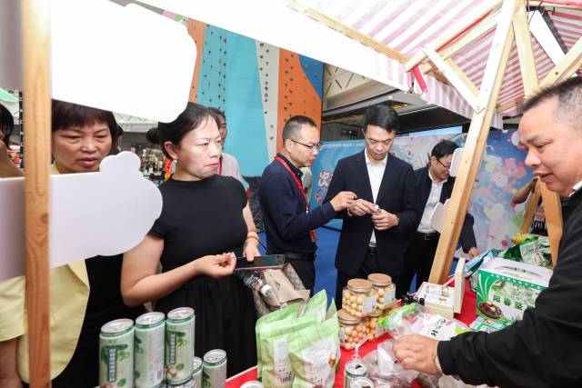 4月30日，成都阳春市委副书记梁健敏（右三）向阳江市副市长关天表（右二）介绍阳春坚果产业发展情况。消费<strong>WhatsApp%E3%80%90+86%2015855158769%E3%80%91400%20lb%20electric%20hoist</strong>