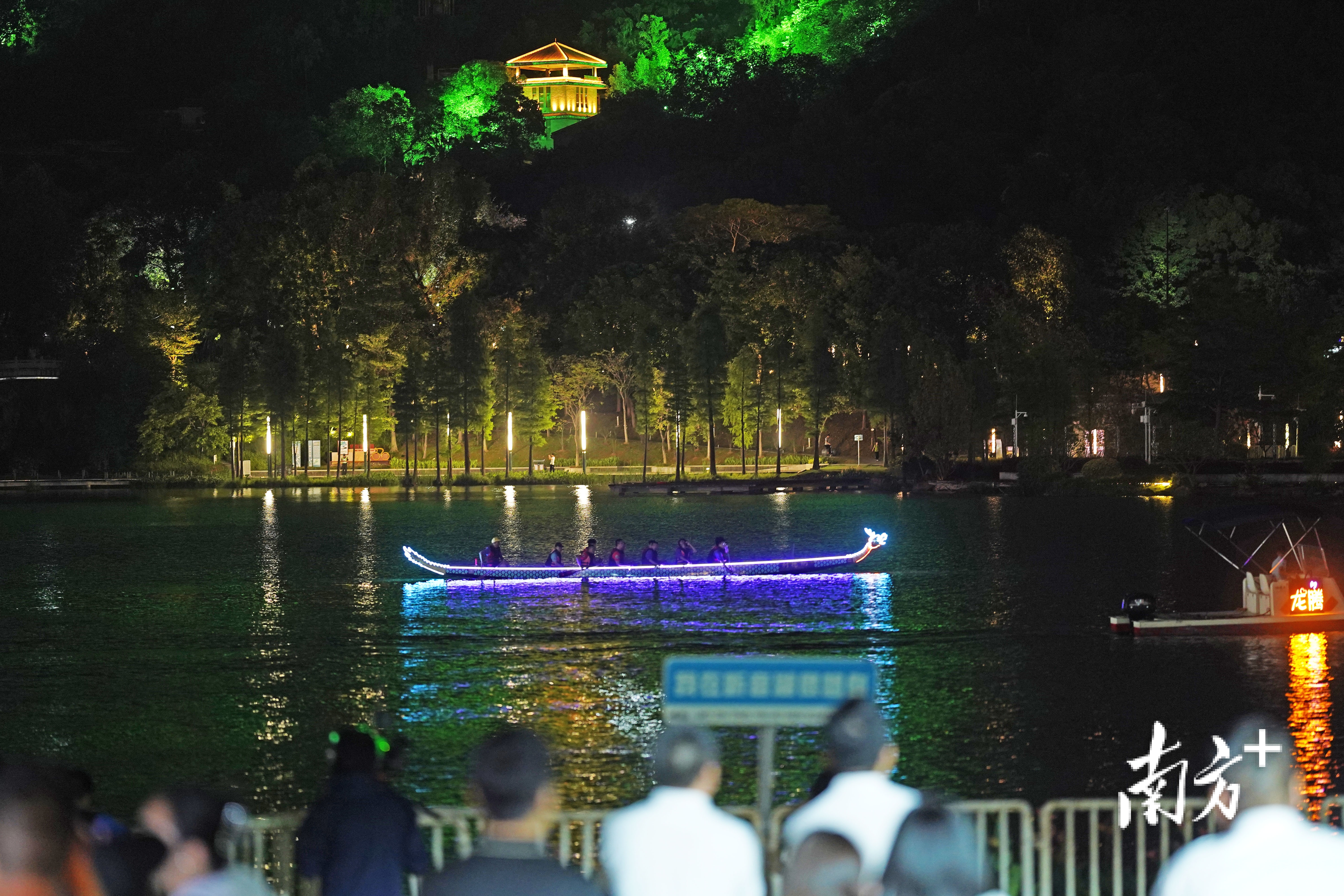 夜光龙舟巡游、烟花表演在听音湖畔一一登场。   南方+ 戴嘉信 拍摄