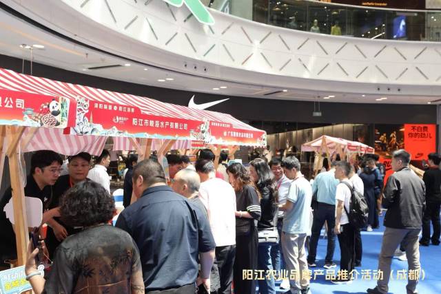 活动展位前人头攒动