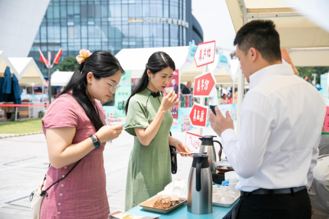 來往游客了解、品嘗广东三宝。