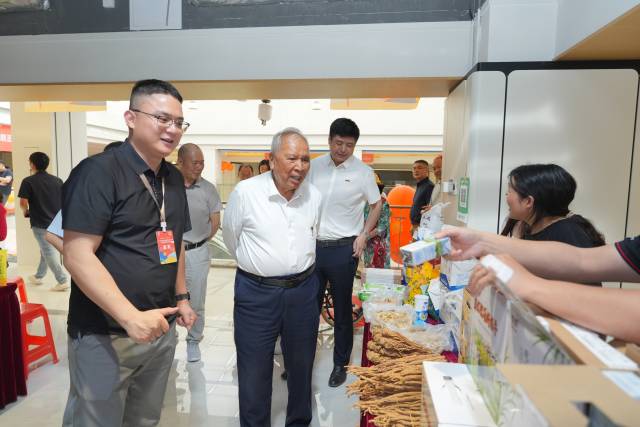 与会嘉宾在活动展位了解参展贵州特色优质农产品。